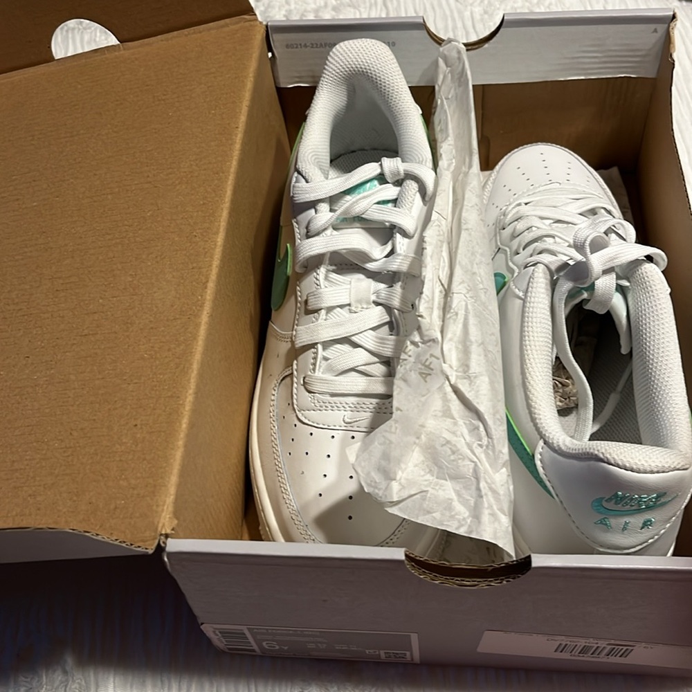 New! Nike Air Force 1 White Emerald Rise - Picture 7 of 8